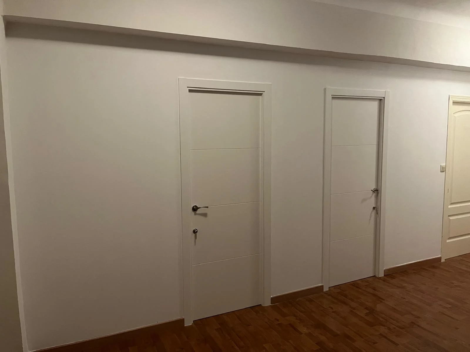 Distribución interior terminada con puertas blancas
