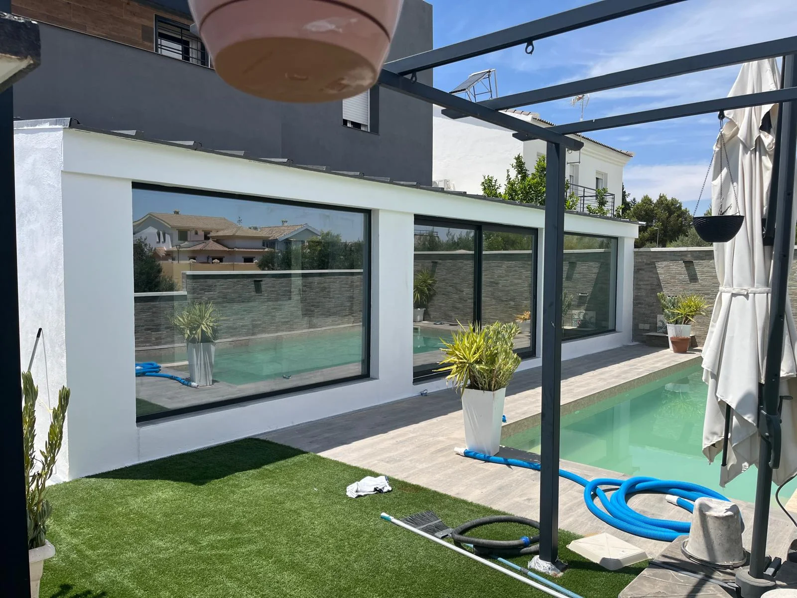 Ampliación exterior terminada junto a una piscina