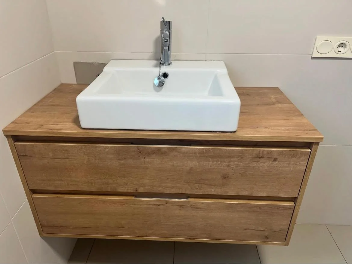 Mueble de lavabo de madera con lavabo sobre encimera